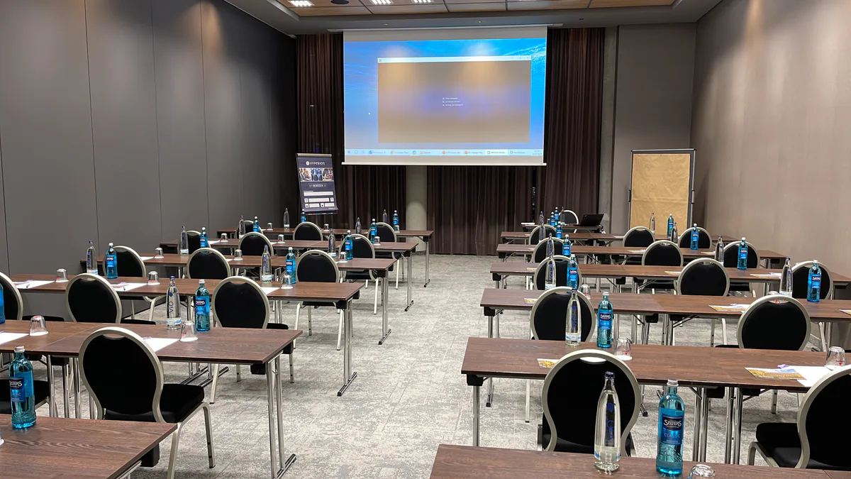 Vorbereiteter Tagungsraum für das Leipziger Photovoltaikforum 2024